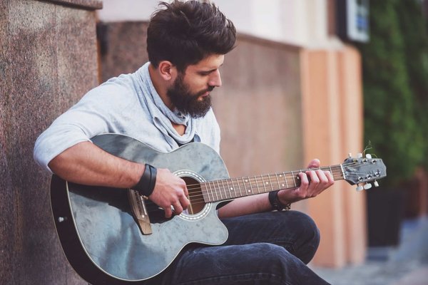 Comment apprendre à bien jouer de la guitare ?