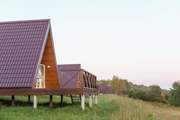 Quelle est la saison parfaite pour une location de chalet sur pilotis au Pays Basque ?